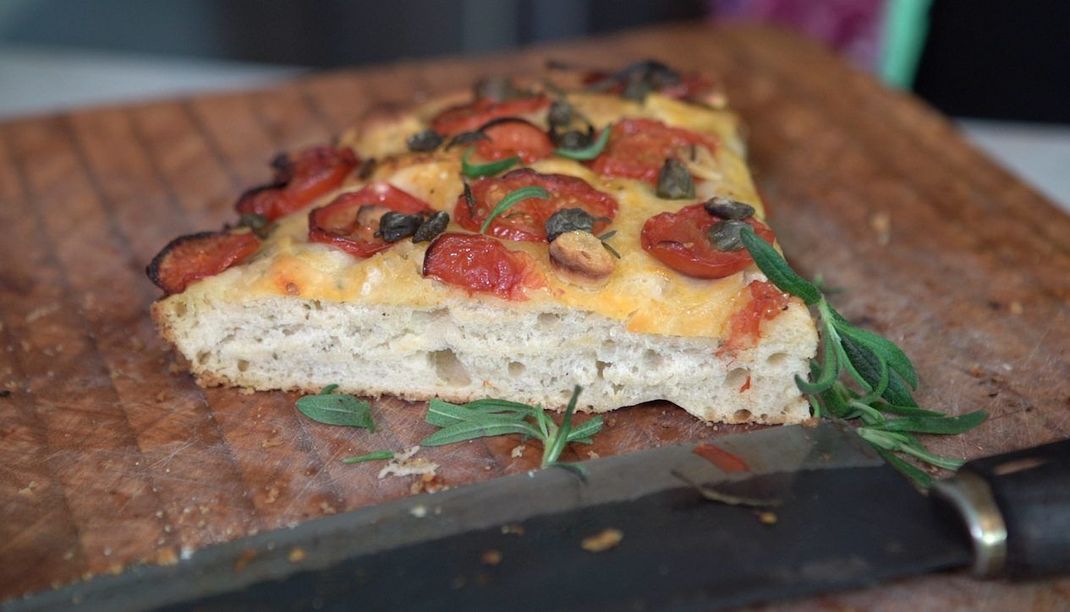 Das leckere Focaccia-Rezept kannst du einfach nachmachen. Auf Partys eignet sich das italienische Brot hervorragend als Begleitung für verschiedene Dips.