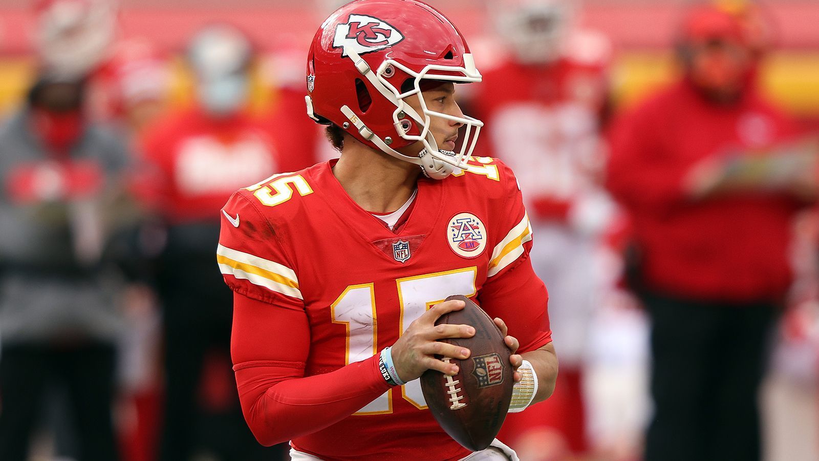 
                <strong>Platz 1: Patrick Mahomes</strong><br>
                Mit einem Super-Bowl-MVP in der Tasche und knapp 500 Millionen US-Dollar auf dem Konto sichert sich der Quarterback der Kansas City Chiefs auch hier den Platz an der Sonne. 
              