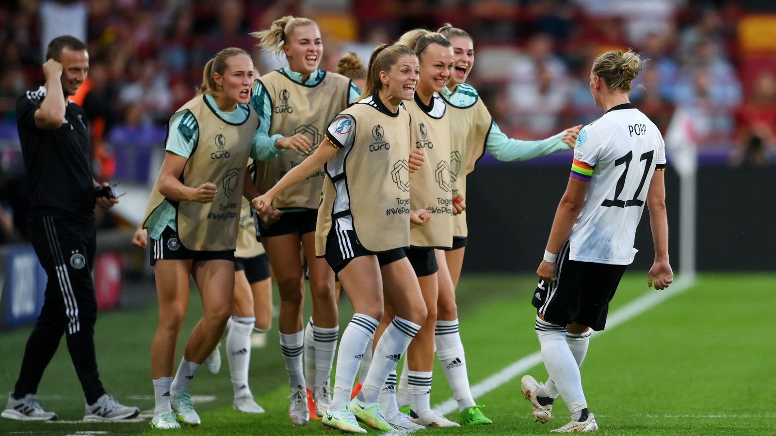 
                <strong>ran Noten: DFB Frauen gewinnen 2:0 gegen Spanien und überzeugen vor allem defensiv</strong><br>
                Zwei Chancen, zwei Treffer. Mit brutaler Effizienz haben die DFB-Frauen mit 2:0 gegen Spanien gewonnen und so den Gruppensieg und Viertelfinaleinzug perfekt gemacht. Nach dem Offensivfest gegen Dänemark überzeugte im zweiten Gruppenspiel vor allem die Defensive. Die Spielerinnen von Bundestrainerin Voss-Tecklenburg in der Einzelkritik.
              