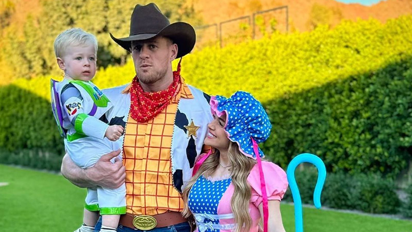 <strong>JJ Watt (früher Arizona Cardinals und Houston Texans)</strong><br>Ex-NFL-Star JJ Watt verkleidete sich mit seiner Familie zu Halloween in Anlehung an den Disney-Pixar-Klassiker "Toy Story". Er selbst verkörperte dabei Woody, den Sheriff im Zeichentrick-Film.