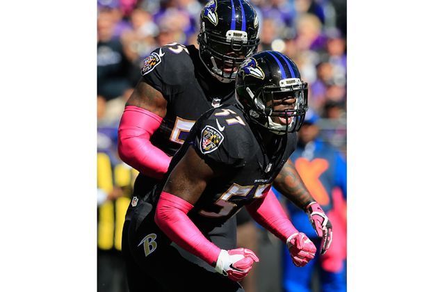
                <strong>Baltimore Ravens - Atlanta Falcons 29:7</strong><br>
                Terrell Suggs (l.) und C.J. Mosley demonstrieren Einheit und geballte Power.
              