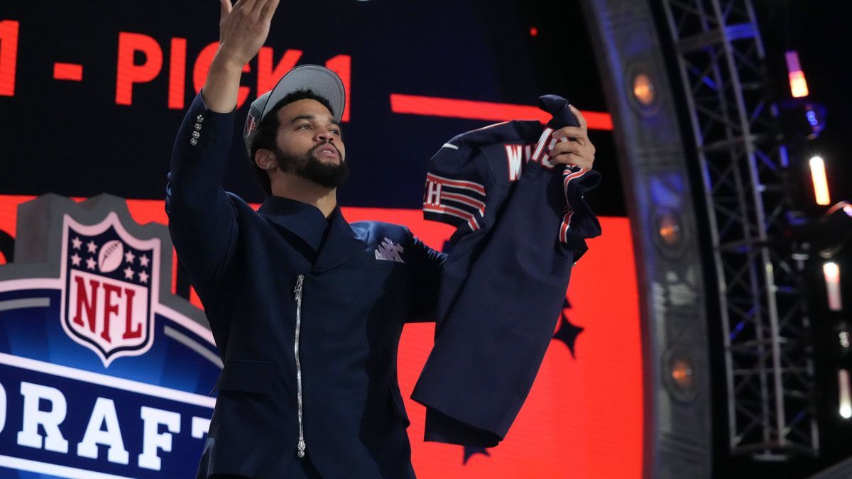 NFL, American Football Herren, USA NFL Draft Apr 25, 2024; Detroit, MI, USA; Southern California Trojans quarterback Caleb Williams holds up his jersey after being selected by the Chicago Bears as ...