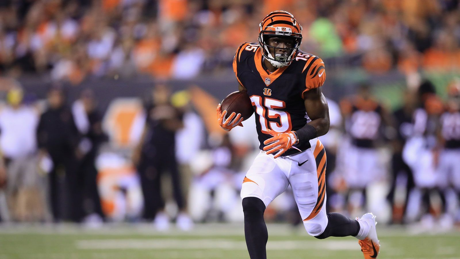 
                <strong>John Ross (Cincinnati Bengals) - Wide Receiver</strong><br>
                Verletzungen prägten die Karriere des ehemaligen Erstrundenpicks, von 48 möglichen Spielen stand Ross nur magere 24 auf dem Feld. Des Weiteren verfügen die Bengals mit A.J. Green, Tee Higgins, Tyler Boyd und Auden Tate über einige ausgezeichnete Passempfänger, die allesamt vor Ross im Depth Chart stehen. In Cincinnati sind die Tage des Receivers somit wohl gezählt, doch seine beeindruckende Geschwindigkeit (Ross hält den aktuellen Combine-Rekord für den 40 Yard-Dash) könnte einige Teams zu einem Trade verleiten. 
              