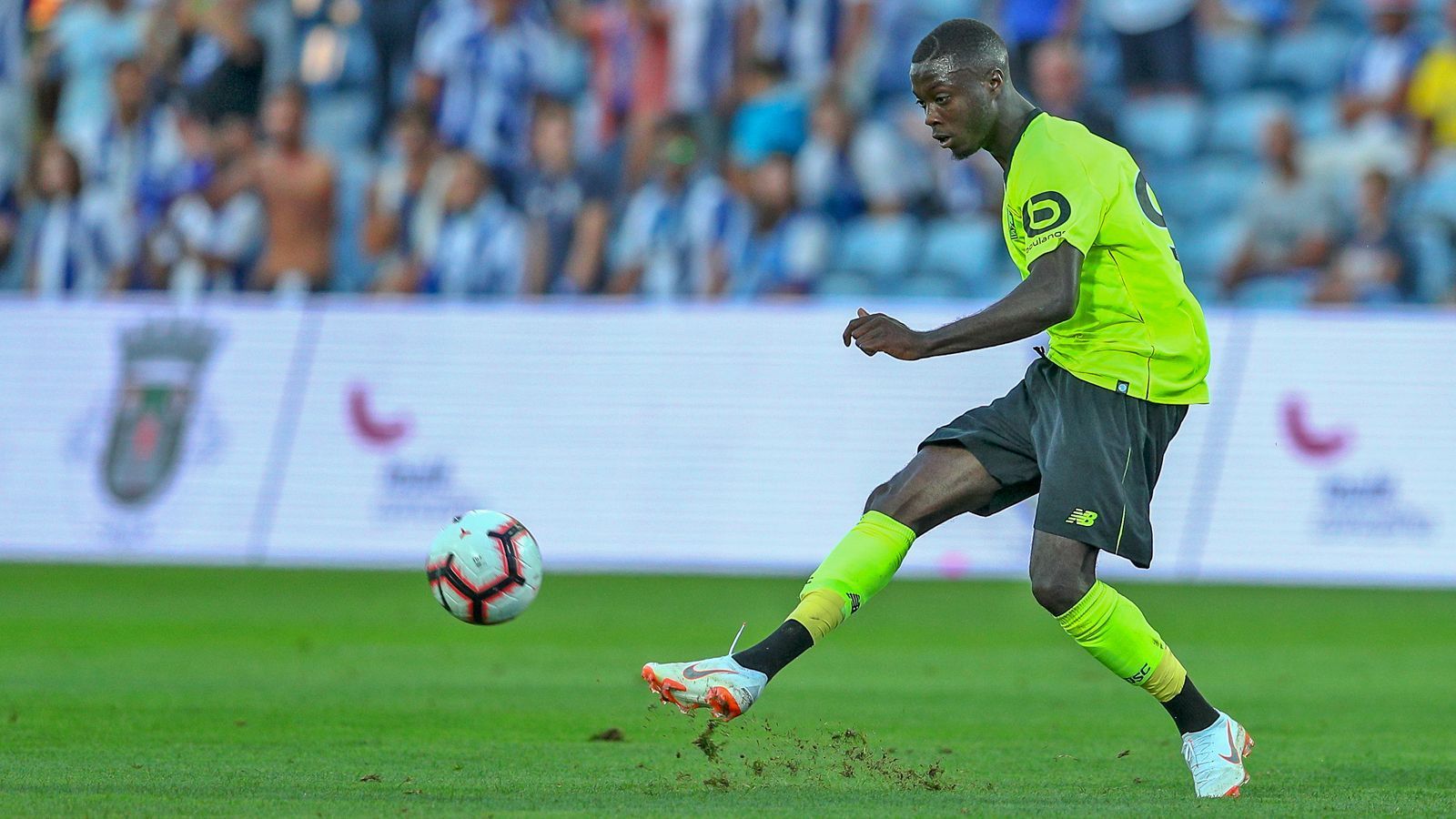 
                <strong>Nicolas Pepe</strong><br>
                Mit 22 Toren und elf Vorlagen in 38 Ligue-1-Spielen für den OSC Lille spielte sich Nicolas Pepe in der vergangenen Saison in den Fokus europäischer Topklubs, auch des FC Bayern. Zuletzt sollen die Münchner allerdings Abstand von einem Transfer genommen haben: Die kolportierte Ablöseforderung von 80 Millionen Euro sei den Bayern laut "L'Equipe" zu hoch. Auftritt FC Liverpool? Lille-Präsident Gerard Lopez zufolge habe der Klopp-Klub "bereits mit dem Spieler gesprochen". Pepe müssen die Bayern von ihrer Liste also aller Voraussicht nach streichen.
              