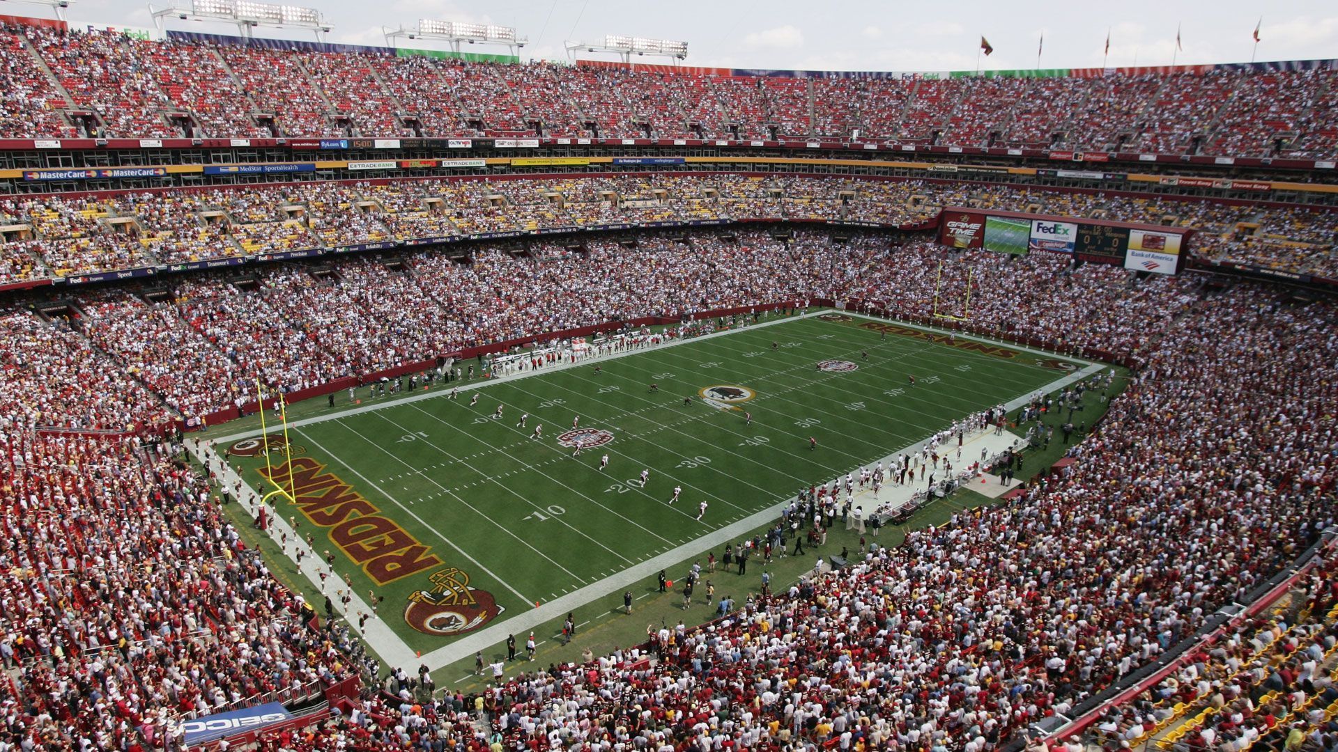 
                <strong>Platz 1: Washington Commanders</strong><br>
                &#x2022; Stadion: FedExField<br>&#x2022; Preis für ein kleines Bier: 14 Dollar <br>
              