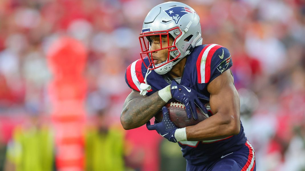 November 9, 2025, Tampa, Florida, USA: New England Patriots running back TREVEYON HENDERSON 32 runs the ball at the National Football League Week 10 game between the New England Patriots and the Tampa Bay Buccaneers, New England Patriots win 28-23, at Raymond James Stadium. Tampa USA - ZUMAs335 20251109_znp_s335_027 Copyright: xMatthewxSmithx