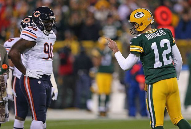 
                <strong>Green Bay Packers - Chicago Bears 55:14</strong><br>
                Bears-Verteidiger Jeremiah Ratliff erhält von Packers-Quarterback Aaron Rodgers eine Football-Demonstration.
              