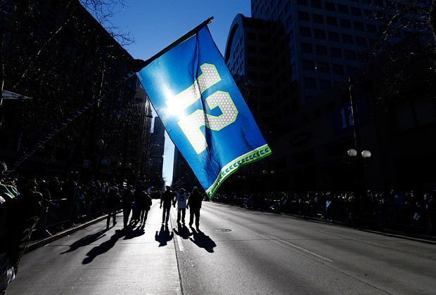 
                <strong>Der 12. Mann</strong><br>
                Der Erfolg der Mannschaft ist in Seattle auch ein Erfolg der Fans: Vor allem in den Playoffs präsentierte sich der 12. Mann als großer Rückhalt. Nebenbei stellten die Anhänger einen neuen Lautstärke-Rekord auf.
              