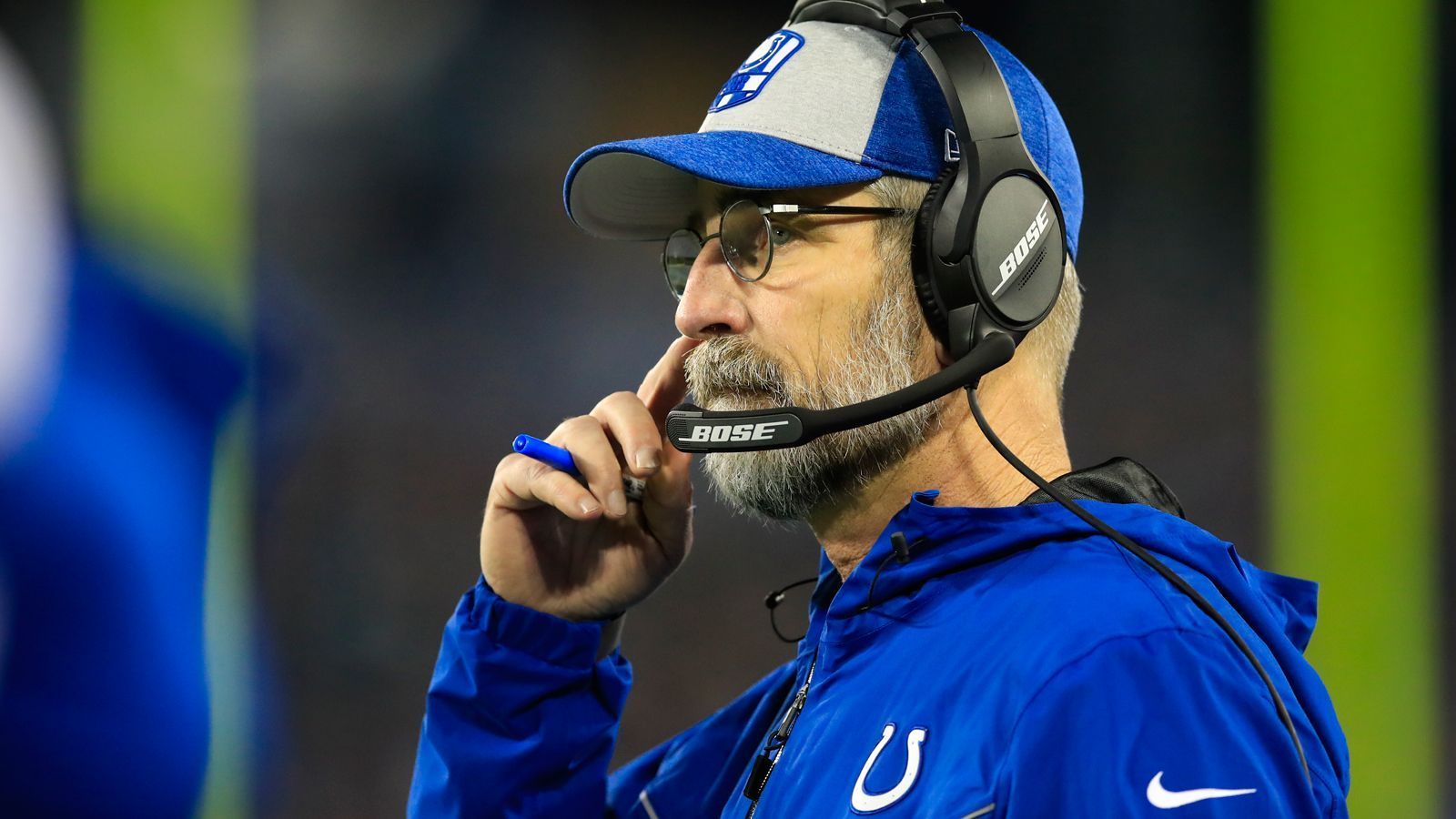 
                <strong>Verlierer: Offensive Playcalling der Colts</strong><br>
                Schnell liegen die Indianapolis Colts bei den Kansas City Chiefs mit 0:14 hinten. Doch anstatt die Ruhe zu bewahren, dem eigenen Game Plan treu zu bleiben und ihr eigentlich starkes Laufspiel zu etablieren, verfallen Head Coach Frank Reich und Offensive Coordinator Nick Sirianni offenbar in Panik. Das Playcalling wird eindimensional, die Colts werfen den Ball fast nur noch, das Big Play soll her. Die Defense der Chiefs hat dadurch leichtes Spiel, kann Andrew Luck bei 19/36 Passversuchen und 203 Yards halten.
              