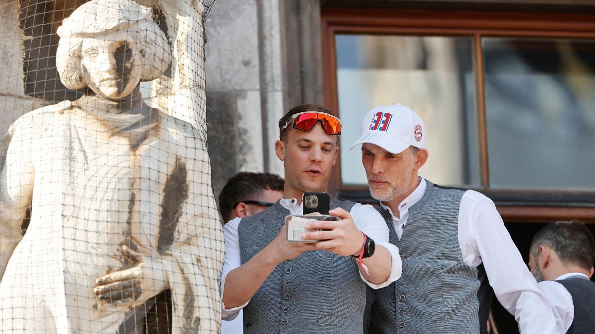 
                <strong>Selfie mit dem Trainer</strong><br>
                Manuel Neuer macht hier scheinbar ein Selfie mit Trainer Thomas Tuchel.
              