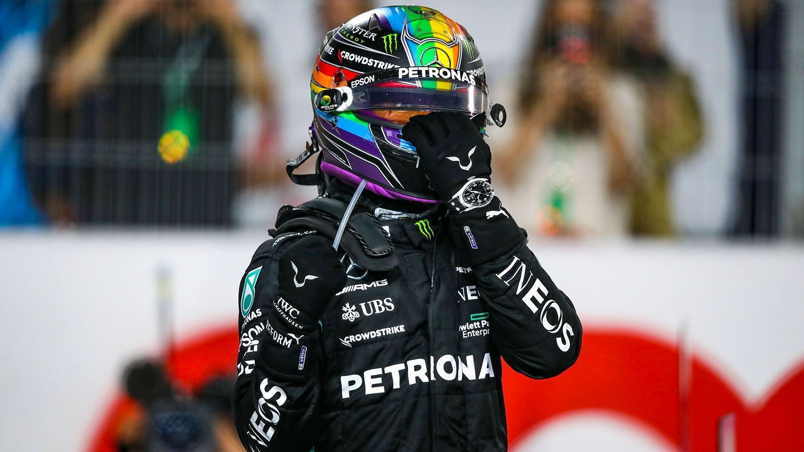 
                <strong>Gewinner: Lewis Hamilton </strong><br>
                Der Weltmeister war auch in Katar mal wieder in einer eigenen Liga unterwegs und dominierte Qualifying sowie Rennen in beeindruckender Manier. Durch Verstappens Strafe war er am Start nicht komplett unter Druck, gewann diesen souverän, trotz vermeintlich schlechterer Reifen im Vergleich zur hinter ihm gestarteten Konkurrenz. Sukzessive fuhr er danach der Konkurrenz davon und konnte den Rückstand auf Verstappen in der WM-Wertung bis auf acht Zähler eindampfen. 
              