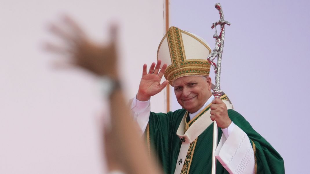 Papst Leo XIV. hält eine Messe mit jungen Menschen, die am Jugendjubiläum auf dem Tor Vergata Feld teilnehmen. 