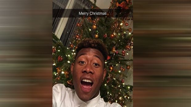 
                <strong>David Alaba</strong><br>
                Klassisch vor dem Weihnachtsbaum posiert Bayern-Star David Alaba. Rechtzeitig zu den Feiertagen ist der Österreicher aus seinem Urlaub in Miami zurück und wünscht seinen Fans mit diesem Schnappschuss "Merry Christmas".
              