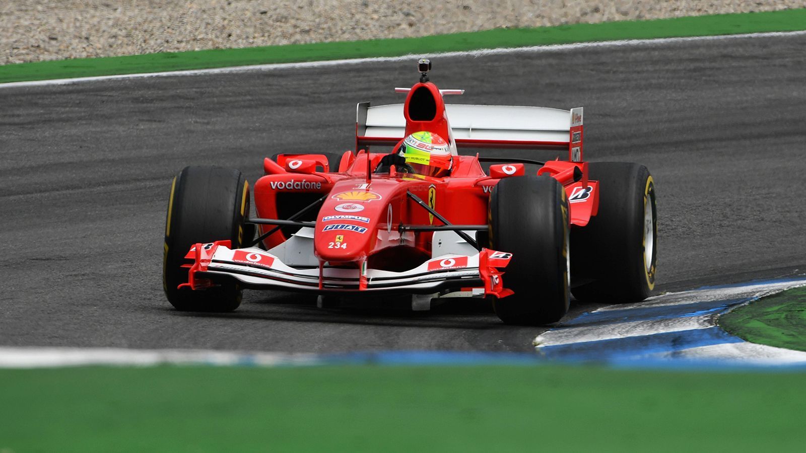 
                <strong>Mick Schumacher fährt im Weltmeister-Ferrari seines Vaters in Hockenheim</strong><br>
                Den Boliden hat Mick wahrscheinlich schon als kleiner Junge bestaunt. Jetzt darf er tatsächlich selbst ans Steuer. Auch für den Youngster ist das ein emotionaler Moment.
              