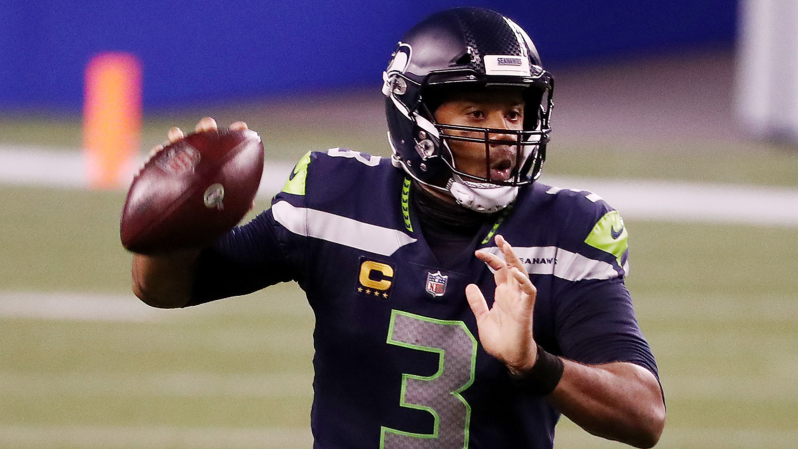 
                <strong>Platz 4: Russell Wilson - Seattle Seahawks (Letzte Platzierung: 1)</strong><br>
                Bis vor wenigen Wochen galt Wilson noch als Top-Favorit für die MVP-Auszeichnung. Nach drei zum Teil deutlichen Niederlagen in den vergangenen Wochen verloren er und seine Seattle Seahawks allerdings deutlich an Boden. Nach Week 5 leistete sich Wilson in vier Spielen sieben Interceptions, mittlerweile kommen nur noch Carson Wentz (12) und Kirk Cousins (11) auf mehr Fehlwürfe als Wilson (zehn). Seine 28 Touchdowns sind hingegen immer noch absoluter Bestwert in der NFL.
              