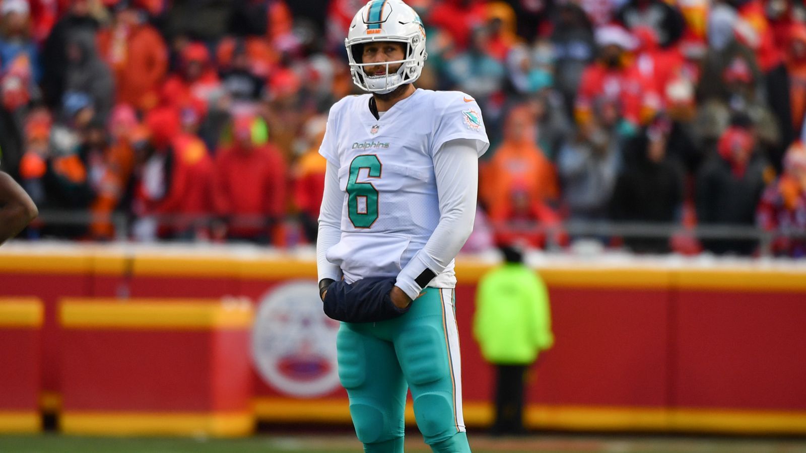 
                <strong>Jay Cutler</strong><br>
                Nach seiner Entlassung bei den Chicago Bears hatte Jay Cutler 2017 bereits einen neuen Job angetreten: Er sollte die NFL-Saison als "Fox"-Kommentator begleiten. Doch dann verletzte sich Ryan Tannehill im Training Camp der Miami Dolphins erneut am Knie und Cutler kehrte nach wenigen Monaten aus dem Ruhestand zurück. "PrimeTimeCutty" zeigte sich noch eine Saison in der "Prime Time", ehe er endgültig seine Laufbahn als beendet erklärte.
              