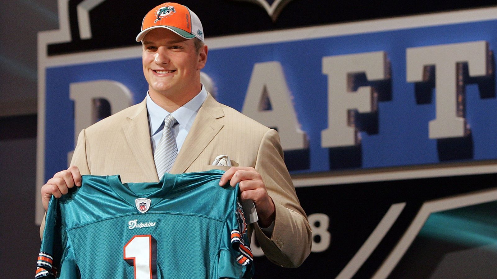 <strong>NFL Draft 2008: Jake Long</strong><br>
                Die Karriere von Jake Long beginnt als Draft Pick der Miami Dolphins. 2013 bis 2014 steht der Offensive Tackle für die St. Louis Rams auf dem Platz, bevor er schließlich zu den Atlanta Falcons geht. Nach der Saison 2017 beendet er seine Karriere. Seine Ausbildung absolviert er an der University of Michigan.
