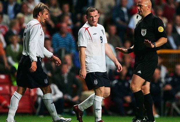 
                <strong>2005</strong><br>
                Legenden unter sich. David Beckham erhält mit Rooney einen treffsichern Stürmer, den er mit Flanken füttern kann. England qualifiziert sich souverän für die Weltmeisterschaft.
              