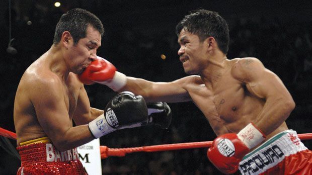 
                <strong>Manny Pacquiao vs Marco Antonio Barrera (2003)</strong><br>
                Nur zwei Jahre später kletterte Pacquiao eine weitere Gewichtsklasse nach oben. Gegen Marco Antonio Barrera sicherte er sich den renommierten Titel des Ring Magazines im Federgewicht.
              