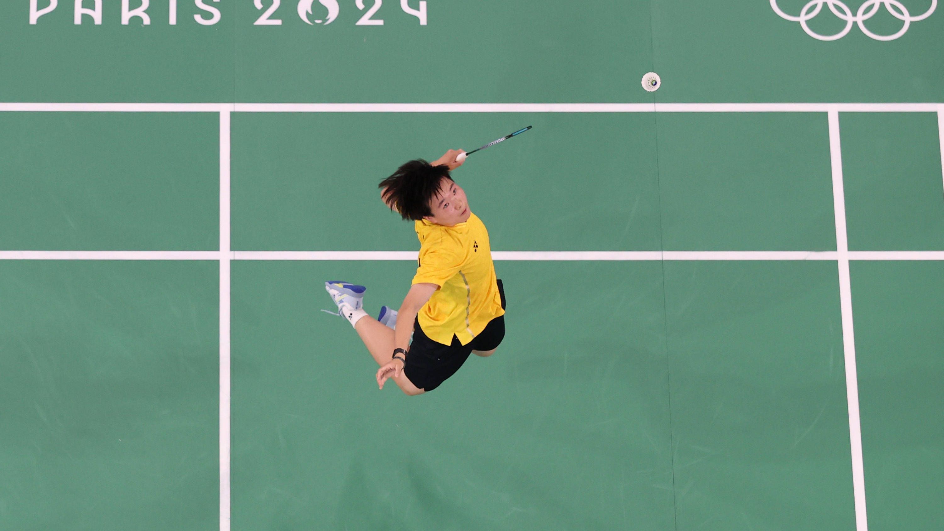 <strong>Olympia 2024: Die besten Bilder des achten Tages</strong><br>Pure Dynamik beim Badminton: Chinas He Bingjiao schraubt sich in die Luft.