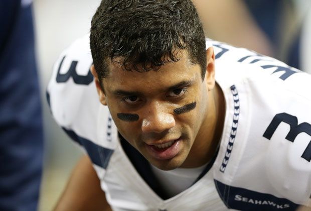 
                <strong>Russell Wilson</strong><br>
                Denn punkten wird Denver mit großer Sicherheit. Und im AFC-Finale haben die Broncos Patriots-QB Tom Brady kaum zur Entfaltung kommen lassen und gleichzeitig das Laufspiel unterbunden. Daher wird es bei Wilson darauf ankommen, dass er nach dem Snap schnelle und gute Entscheidungen trifft.
              
