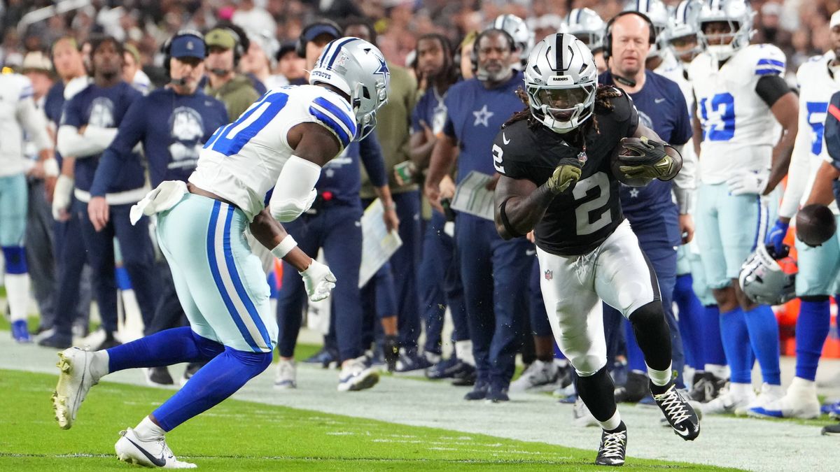 NFL, American Football Herren, USA Dallas Cowboys at Las Vegas Raiders Nov 17, 2025; Paradise, Nevada, USA; Las Vegas Raiders running back Ashton Jeanty (2) runs after the catch against the Dallas ...