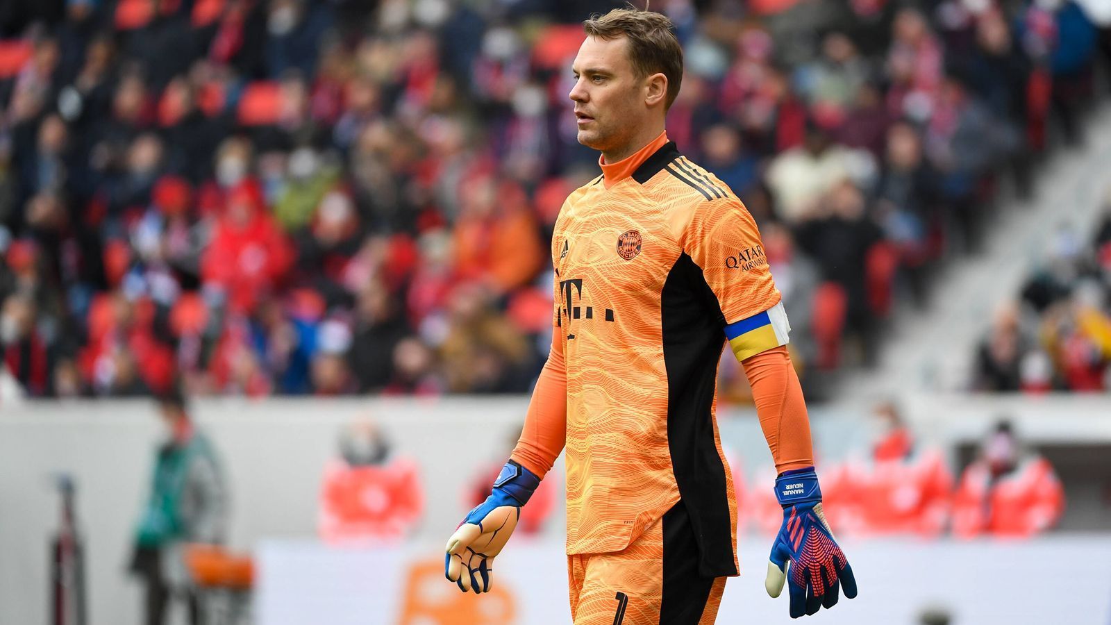 
                <strong>Manuel Neuer</strong><br>
                Viel bekommt er in der ersten Halbzeit nicht zu tun. Was auf sein Tor kommt, hat er. Beim Ausgleich durch Petersen in der zweiten Hälfte ist der Nationalkeeper machtlos. Sehr viel mehr bekommt er nicht auf das Tor. ran-Note: 3
              