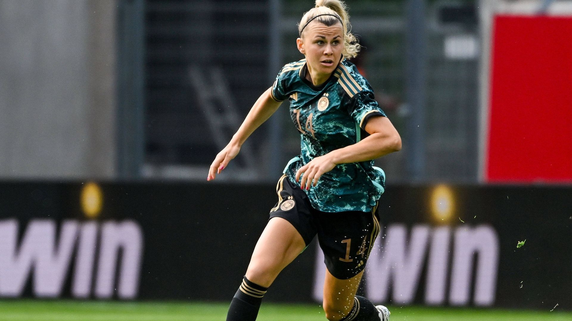
                <strong>Lena Lattwein</strong><br>
                &#x2022; <strong>Position: </strong>Mittelfeld/Angriff<br>&#x2022; <strong>Verein: </strong>VfL Wolfsburg<br>&#x2022; <strong>Trikotnummer: </strong><br>&#x2022; <strong>Alter: </strong><br>&#x2022; <strong>Länderspiele: </strong><br>&#x2022; <strong>Länderspiel-Tore: </strong><br>
              