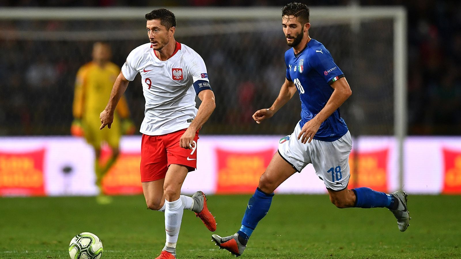 
                <strong>Nationalmannschaftskarriere: Robert Lewandowski</strong><br>
                Seit 2008 läuft er für die polnische Nationalmannschaft. Der Kapitän bringt es auf 116 Einsätze und 63 Tore.
              