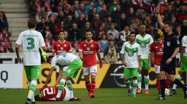 
                <strong>12. Spieltag: Julian Draxler</strong><br>
                12. Spieltag: Julian Draxler sieht gegen den 1. FSV Mainz 05 die schnellste rote Karte der Saison. Schiedsrichter Daniel Siebert wertet sein Einsteigen gegen Gonzalo Jara in der 14. Minute als grobes Foulspiel. Mit einem Kung-Fu-Tritt trifft der Wolfsburg seinen Gegenspieler im Gesicht.
              
