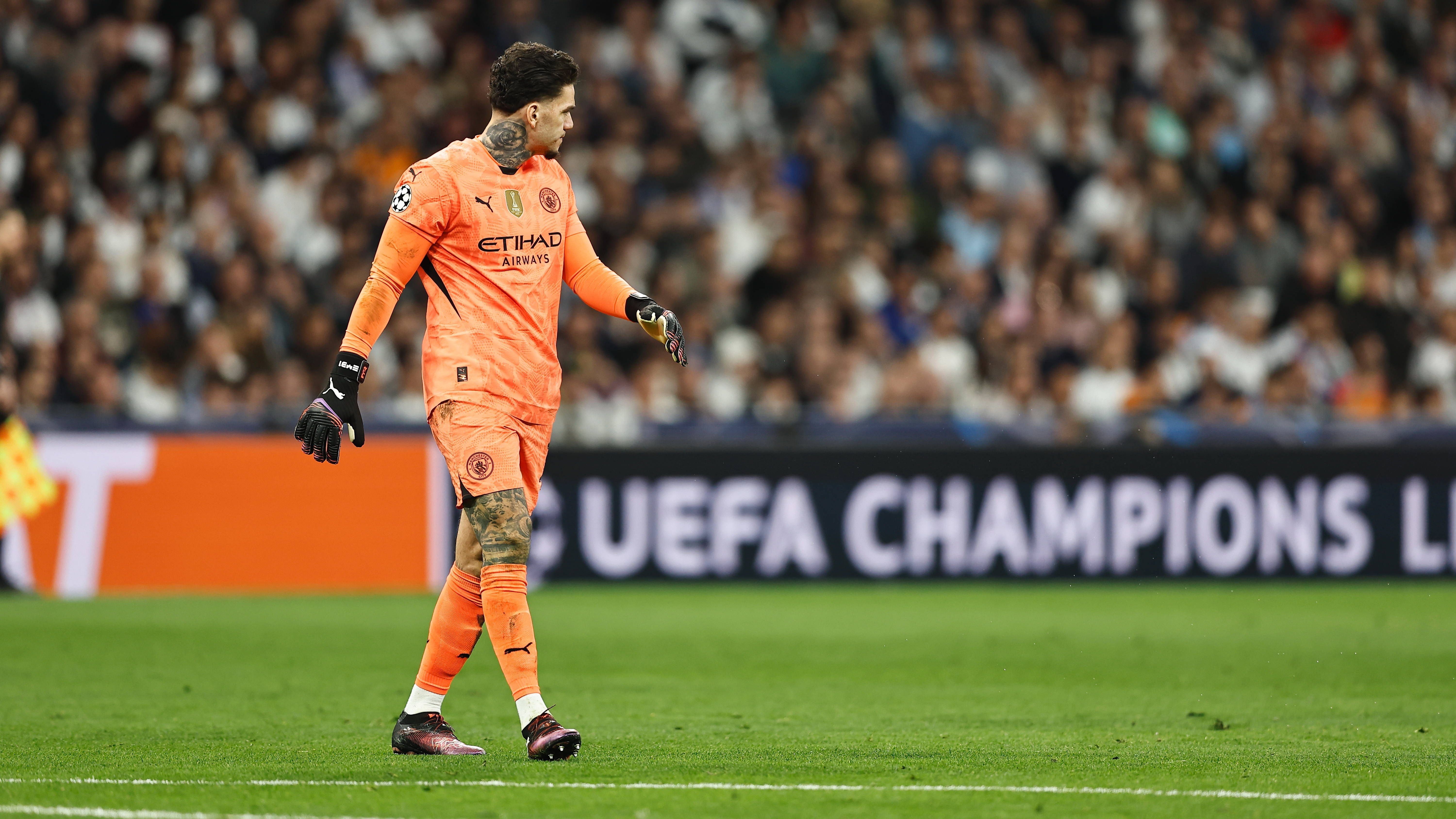 <strong>Ederson</strong><br>Im Sommer 2017 kam der brasilianische Schlussmann nach England und absolvierte seither 358 Spiele im Trikot von Manchester City. Er gilt als moderner Torwart und war jahrelang ein starker Rückhalt für die Skyblues. In dieser Saison ist er aber immer wieder mit Stellungsfehlern aufgefallen. Nun soll auch bei ihm Schluss sein, obwohl sein Vertrag noch bis nach der kommenden Saison läuft.