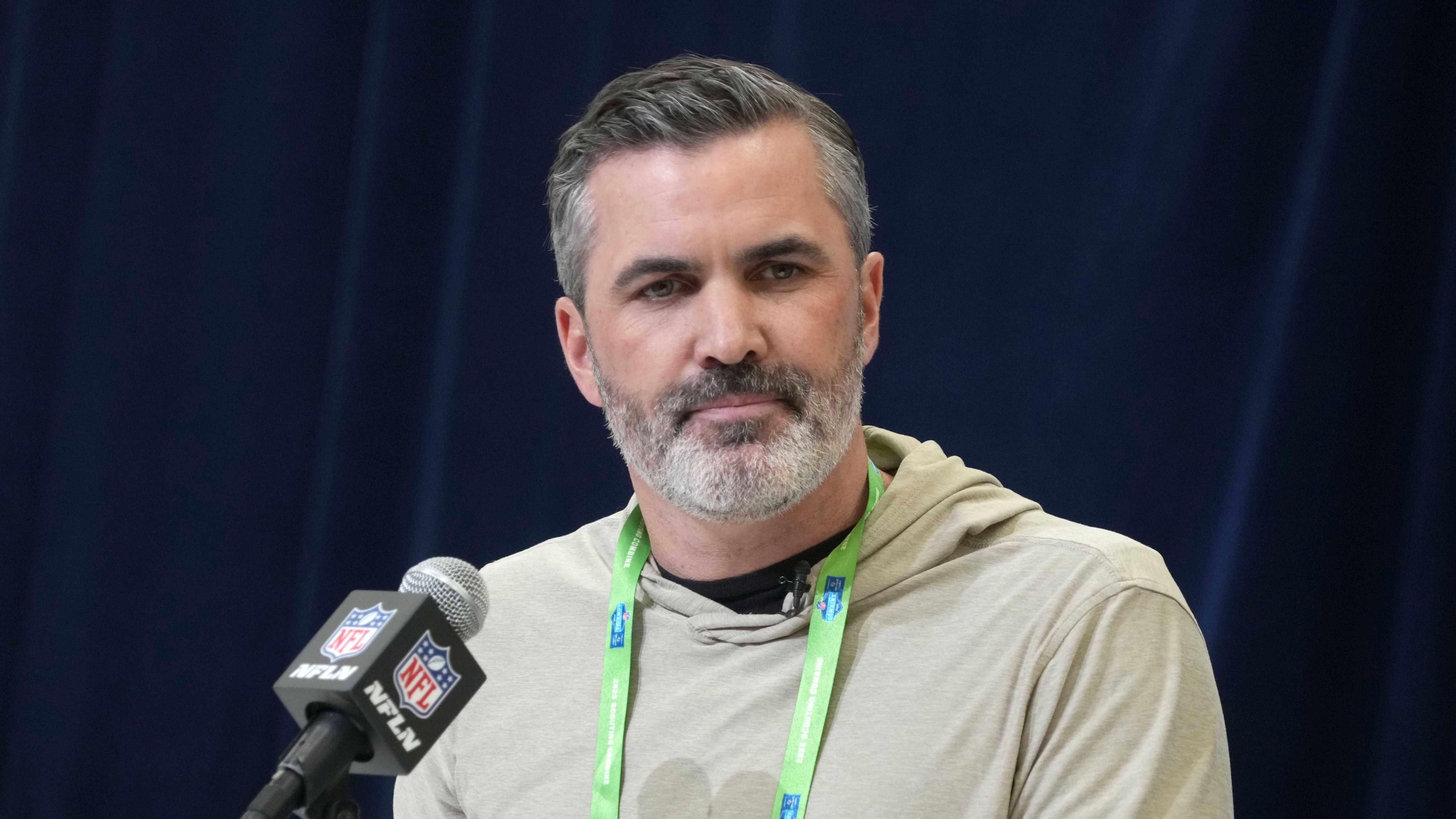 <strong>Cleveland Browns: Quarterback-Rangordnung festlegen&nbsp;</strong><br>Ja, das ist natürlich kein wirklicher "Move", aber die Browns sollten schnellstmöglich eine Rangordnung im aktuell herrschenden <a data-li-document-ref="528372" href="https://www.ran.de/sports/american-football/nfl/news/nfl-draft2025-shedeur-sanders-geht-zu-den-cleveland-browns-quarterback-chaos-ist-absehbar-ein-kommentar-528372">Quarterback-Chaos</a> finden. Wer startet? Wer sind die Backups? Und wer wird entlassen? Aktuell weiß es keiner.