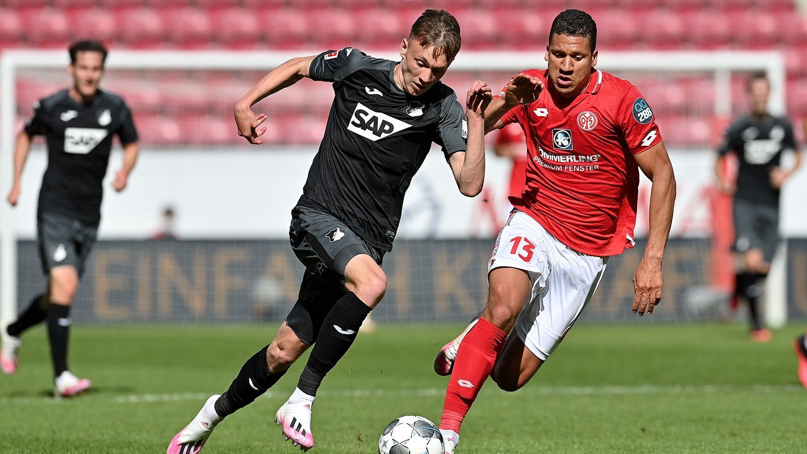 
                <strong>Maximilian Beier (TSG Hoffenheim)</strong><br>
                Maximilian Beier ist erst 17 Jahre alt, seine Zahlen in der U19-Bundesliga sind aber ähnlich beeindruckend. In 15 Spielen erzielte der Mittelstürmer zehn Treffer und legte vier Tore seinen Mitspielern auf. Zur Belohnung stand er 13 Mal im Bundesliga-Kader, wurde sechs Mal eingewechselt, weshalb er es auf 103 Minuten Bundesliga-Erfahrung bringt. Der Junioren-Nationalspieler wechselte 2018 von Energie Cottbus in den Nachwuchs der Hoffenheimer.
              