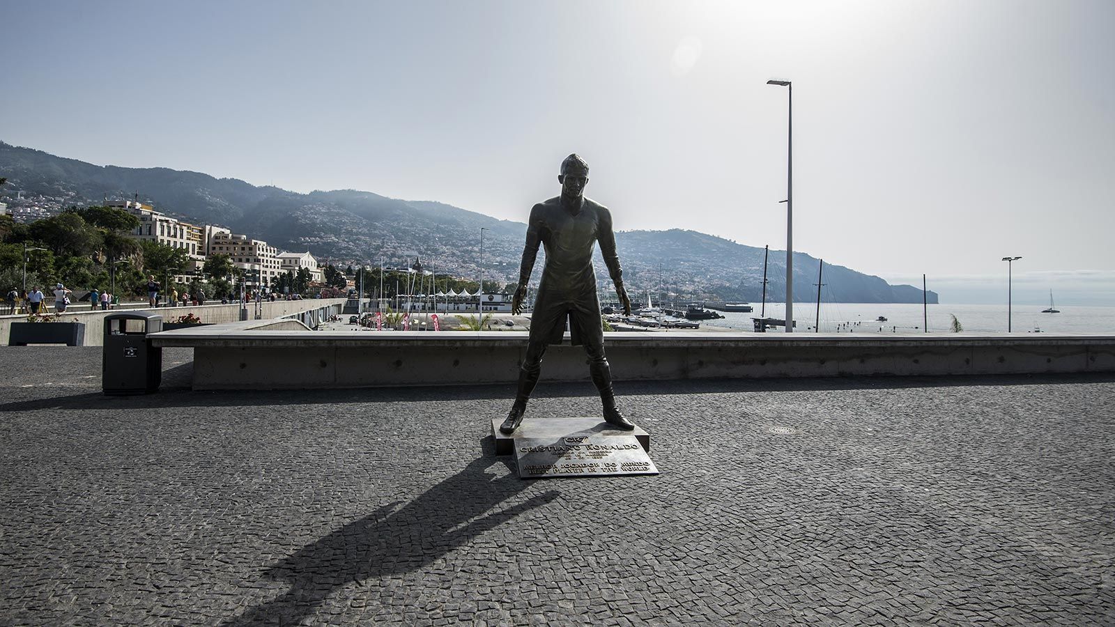 
                <strong>CR7-Statue vor Museum</strong><br>
                Damit aber nicht genug. In Funchal gibt es seit einiger Zeit auch das Ronaldo-Museum, das "Museu CR7". Bevor man das Gebäude betritt, erblickt man jedoch zunächst diese überlebensgroße Statue des Fußballers. Auf dem Sockel des Denkmals stehen Ronaldos Geburtsdaten sowie der Titel "Bester Fußballer der Welt" auf Portugiesisch und Englisch - was auch sonst?
              
