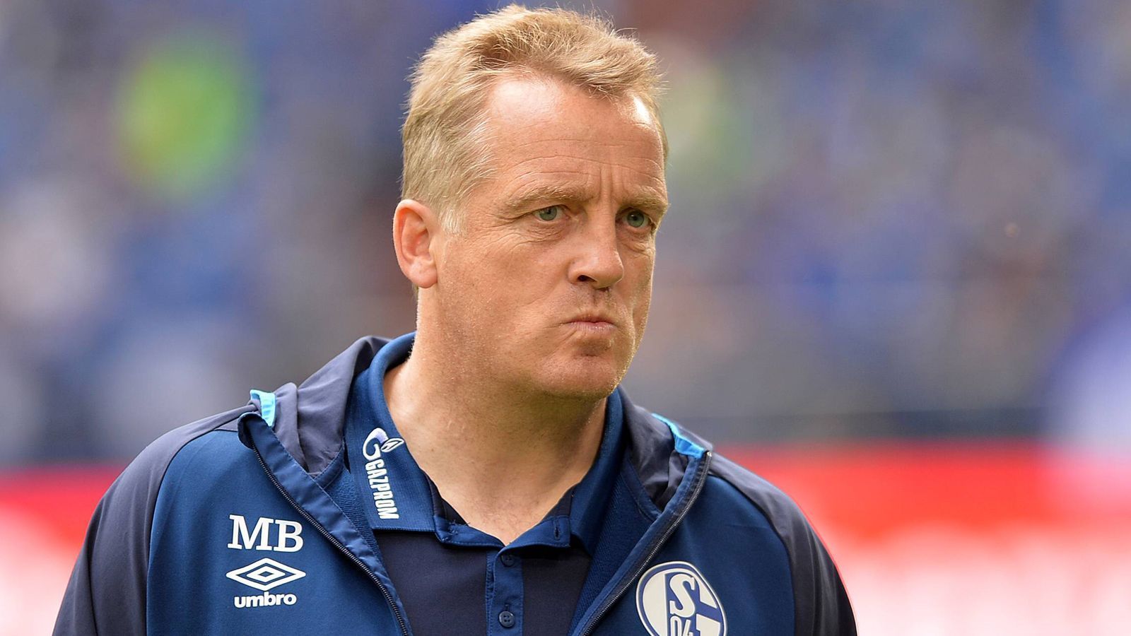 
                <strong>Mike Büskens (FC Schalke 04, Betreuer der Leihspieler)</strong><br>
                Auf den früheren Schalker Profi und Trainer Mike Büskens wartet derzeit besonders viel Arbeit. Der 51-Jährige ist nämlich nicht nur Coach der deutschen U16-Nationalmannschaft, sondern seit Oktober 2019 hat die Schalker Ikone bei "seinem" Klub auch wieder eine offizielle Funktion. Der gebürtige Düsseldorfer fungiert als sogenannter "Betreuer der Leihspieler" des Bundesligisten. "Ich freue mich sehr auf die neue Aufgabe bei meinem Herzensverein. Gerade im wichtigen Bereich der Betreuung ausgeliehener Spieler sehe ich seit Jahren einen besonderen Bedarf", sagte Büskens zu seiner neuen Rolle bei S04. Insgesamt 302 Mal lief Büskens als Aktiver für die Profis der Knappen auf (17 Tore), dazu vor dem Karriereende auch noch 47 Mal für die zweite Mannschaft der Gelsenkirchener. 
              