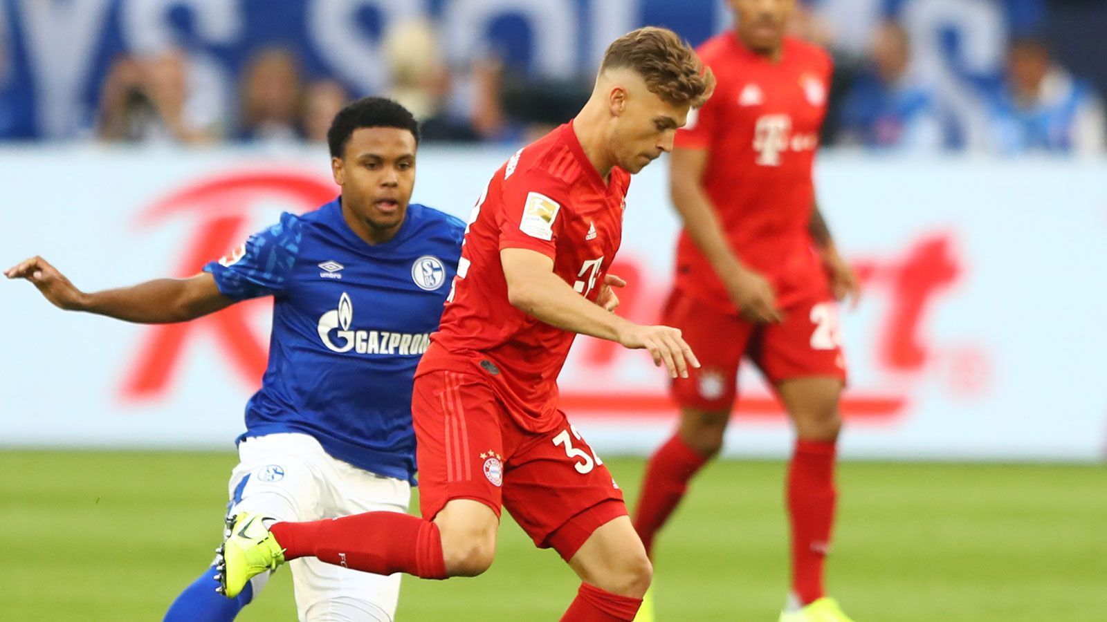 
                <strong>Joshua Kimmich</strong><br>
                Ersetzt den kurzfristig ausgefallenen Thiago im zentralen Mittelfeld. Schalkes McKennie weicht ihm anfangs selten von der Seite und schränkt ihn dadurch im Aufbauspiel der Münchner deutlich ein. Geht gewohnt weite Wege. Wird im Laufe der Partie etwas balldominanter und deutlich aktiver im Aufbau. Das improvisierte Mittelfeldzentrum der Münchner ist an diesem Abend nicht immer sattelfest. ran-Note: 3
              