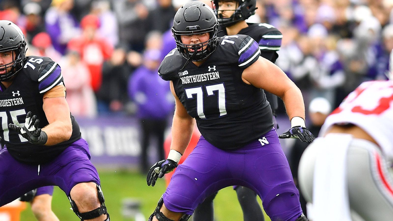
                <strong>Platz 1: Peter Skoronski (Northwestern Wildcats)</strong><br>
                Die Stärken von nahezu allen vorher genannten Spielern werden in Peter Skoronski von den Northwestern Wildcats vereint. Er ist bereits seit seinem Jahr als True Freshman Starter und hat eine hervorragende Technik sowohl mit seinen Händen als auch Füßen. Hinzu kommt seine herausragende Athletik. Das einzige Manko: Mit 1,93 Metern Körperlänge ist er nicht gerade der größte Tackle. Auch deshalb sehen in ihm viele einen zukünftigen NFL-Guard.
              
