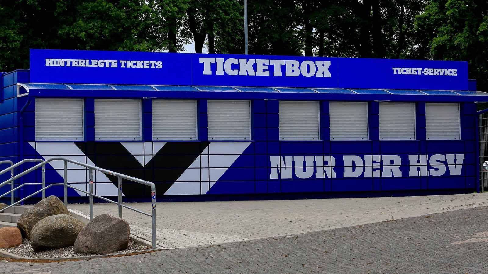 
                <strong>Ticketing</strong><br>
                Mehr Abstand auf den Tribünen bedeutet weniger Tickets - es ist davon auszugehen, dass die Nachfrage das Angebot übersteigen wird. Daher müssen sich die Klubs faire Regelungen zur Vergabe der Eintrittskarten überlegen. Tageskassen soll es zur Vermeidung von Schlangenbildungen nicht geben, vielmehr soll der Ticketverkauf online abgewickelt werden, da so auch die Käuferdaten leichter zu erfassen sind (besonders zur Nachverfolgung von Infektionsketten). Zudem empfiehlt die DFL, dass sich die Vereine beim Ticketkauf direkt die Anerkennung des geltenden Schutz- und Hygienekonzepts sowie des Grundsatzes des eigenverantwortlichen Stadionbesuchs bestätigen lassen.
              