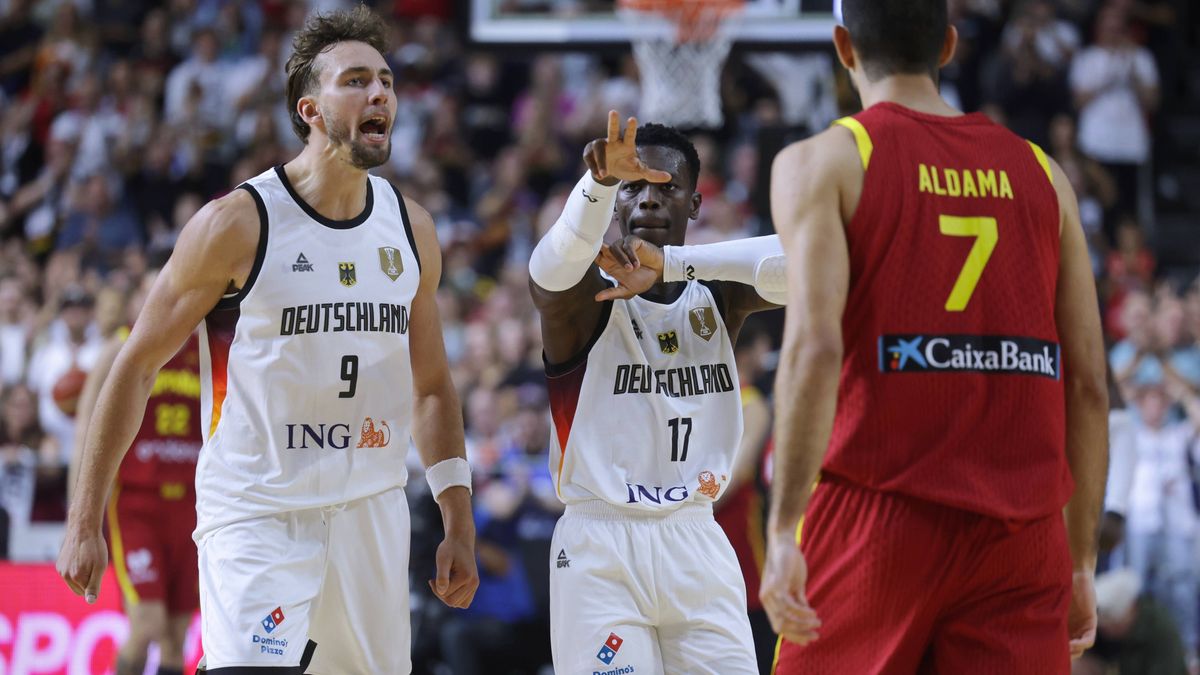 Länderspiel Deutschland vs. Spanien iin Köln Vorbereitung auf die Basketball Europameisterschaft Hier: Franz Wagner, Dennis Schröder (Schroeder) *** International match between Germany and Spain in...