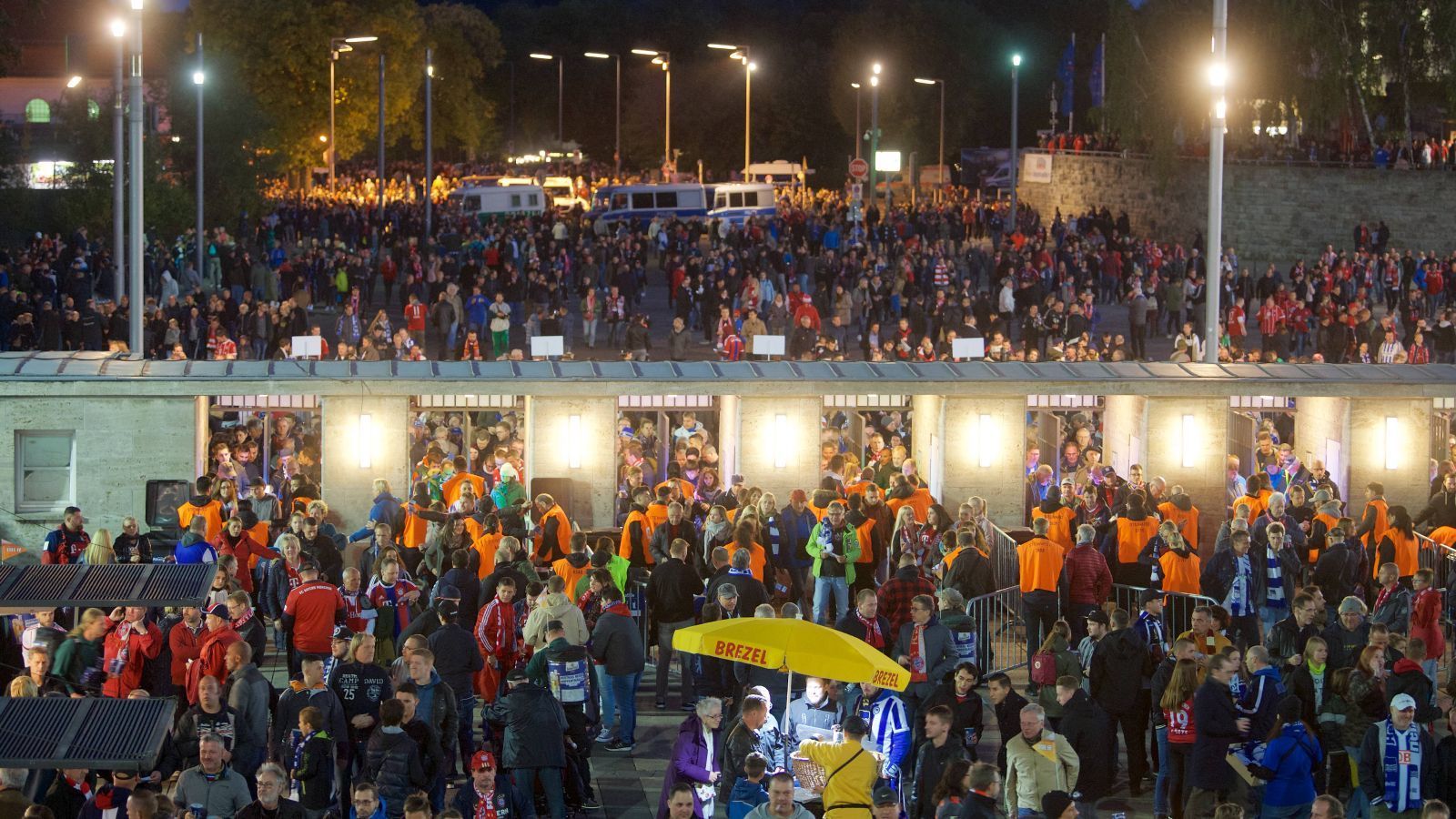 
                <strong>11 Dinge, die wir ohne Stadionbesuch vermissen</strong><br>
                Seit rund 14 Monaten nun sind die Stadien in Deutschland größtenteils leer. Wie jeder Fußballfan vermissen auch die Mitglieder der ran-Redaktion die Stadionbesuche. Wir haben elf Dinge herausgesucht, auf die wir derzeit nur schweren Herzens verzichten.
              