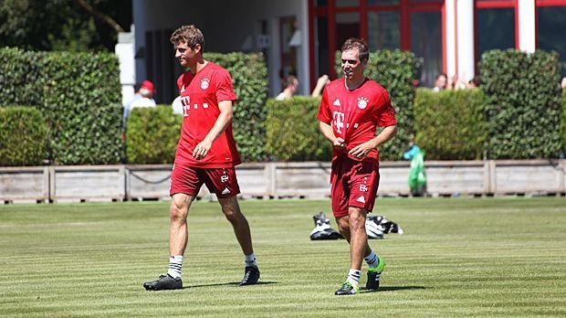 
                <strong>FC Bayern</strong><br>
                Zwei Weltmeister am Start: Philipp Lahm (r.) und Thomas Müller mischten auch schon am ersten Trainingstag der Bayern mit
              