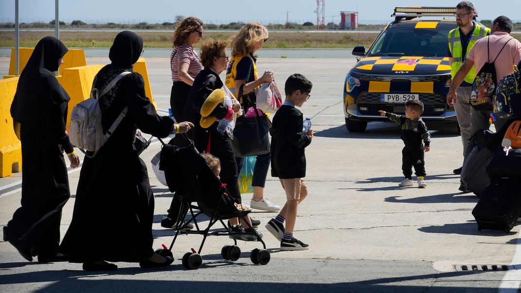 Auch mit Charterflügen wurden bereits Hunderte Menschen aus dem Libanon evakuiert. 