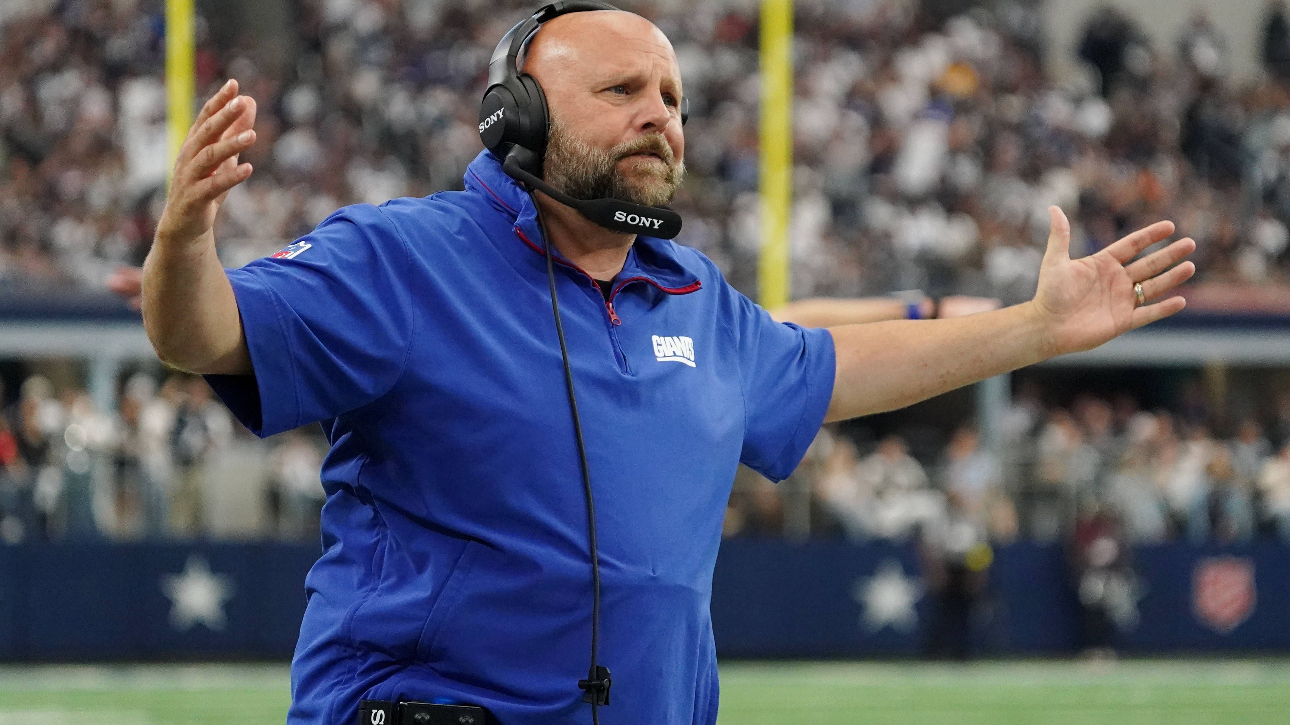 <strong>Brian Daboll (New York Giants)</strong><br>So langsam gehen Brian Daboll bei den New York Giants die Argumente aus. Zwar war sein Team bei der Overtime-Niederlage bei den Dallas Cowboys so nah an einem Sieg dran wie lange nicht mehr, doch letztlich stand die 13. Pleite aus den vergangenen 14 Spielen. Seit seiner Debütsaison 2022, die in der Divisional Round mündete, gelangen den "Big Blue" nur noch neun Erfolge ...