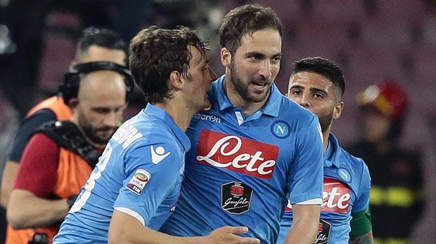 
                <strong>Higuain, Insigne, Gabbiadini (SSC Neapel)</strong><br>
                Platz 9 - SSC Neapel: Gonzalo Higuain, Lorenzo Insigne, Manolo Gabbiadini. Ganz anders läuft es in Neapel. Die Italiener sind nach dem 2:1-Sieg gegen Inter Mailand dank zweier Treffer von Higuain (insgesamt nun 14 Tore) Tabellenführer der Serie A. Insigne traf bislang sieben Mal, Gabbiadini fünf Mal.
              