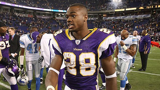 
                <strong>Adria Peterson</strong><br>
                Adrian Peterson (Minnesota Vikings) - Star-Running-Back Adrian Peterson zeigte schon immer gute Leistungen in der NFL: Bereits im Alter von 22 Jahren gewann er in seiner ersten Saison den Rookie-of-the-year-Award.
              