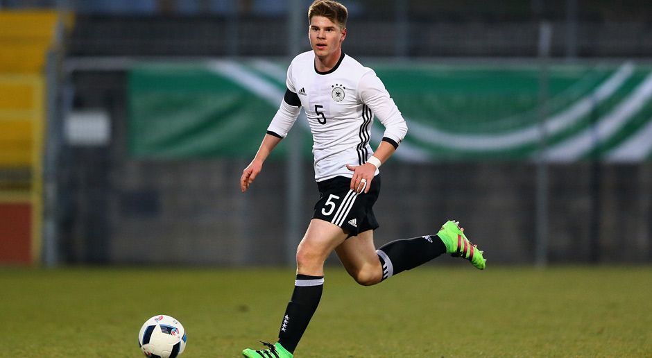 
                <strong>Abwehr: Florian Baak</strong><br>
                Abwehr: Florian BaakVerein: Hertha BSC BerlinLänderspiele (U17): 7Das sagt der Trainer: "Hat eine enorme Physis, ist kopfballstark und kann Spiele gut lesen."
              