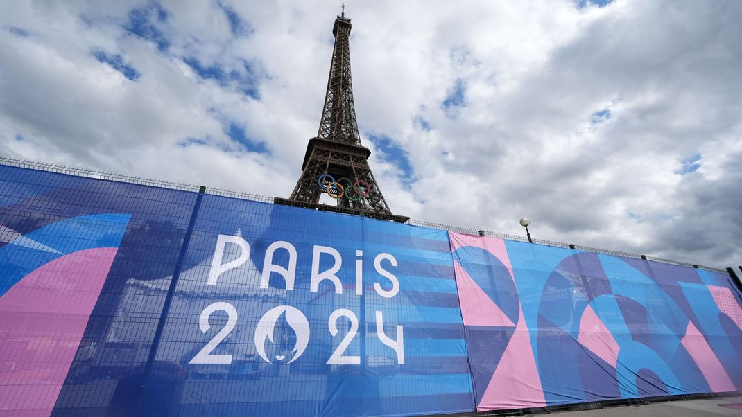 Die olympischen Ringe vor dem Eiffelturm in Paris. Bereits seit Mittwoch finden die ersten Wettkämpfe statt.