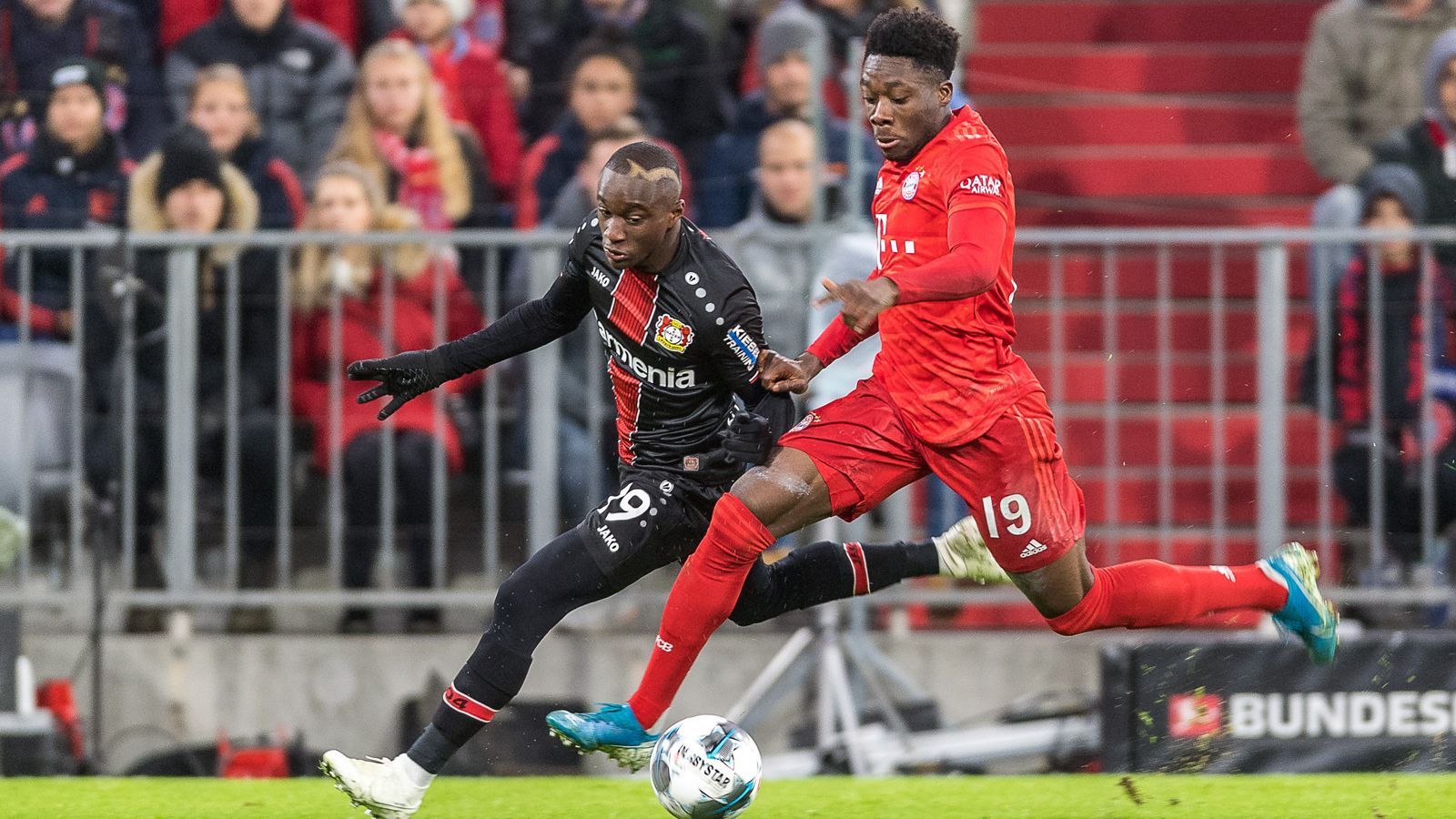 
                <strong>Alphonso Davies</strong><br>
                Mit seiner Schnelligkeit holt der Kanadier einen Freistoß in Strafraumnähe heraus. Allerdings wirkt er gegen Diaby teilweise überfordert, so lässt sich Davies vor dem 0:1 amateurhaft den Ball vom Franzosen abjagen. Das schwächste Spiel von Davies als Startelf-Spieler bei Bayern. ran-Note: 5
              