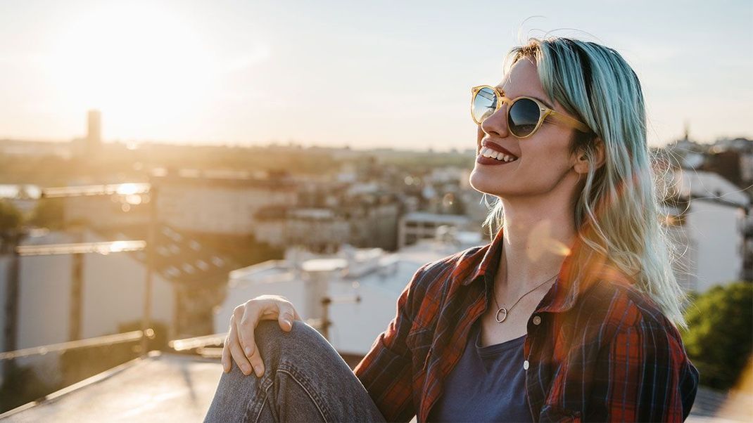 Ein auffälliger Lippenstift ist diesen Sommer total angesagt! Auf welche Farbennuancen du zurückgreifen sollst, liest du im Artikel. 