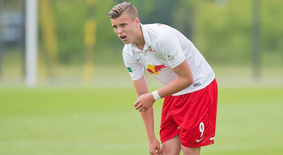 
                <strong>Angriff: Ermedin Demirovic (RB Leipzig)</strong><br>
                Angriff: Ermedin Demirovic (RB Leipzig):Für eine Ablösesumme von 100.000 Euro verließ der bosnische U19-Nationalspieler 2014 den Hamburger SV und wechselte zu RB Leipzig. Damals war Demirovic 15 Jahre alt. Die aktuelle Bilanz des RB-Kapitäns: 21 Spiele, 13 Tore und vier Vorlagen. Sein größter Traum: Einmal in der Bundesliga für RB Leipzig auflaufen. 
              